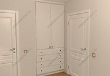 Белый шкаф в спальне