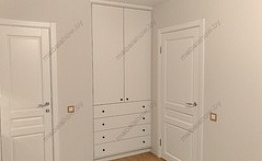 Белый шкаф в спальне