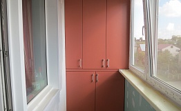 Встроенный шкаф на балкон кирпичного цвета.